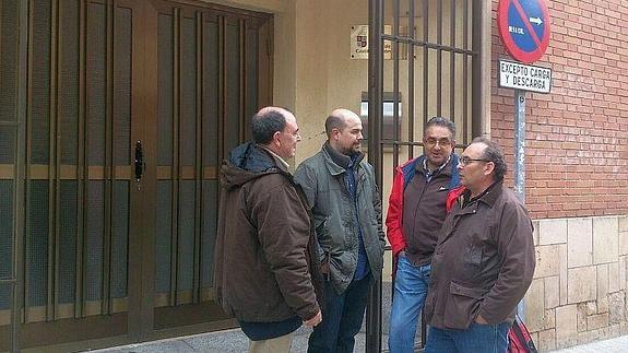 Los responsables de los sindicatos UGT y CC OO y del Foro Social de Segovia, ante la puerta del Comedor Social.