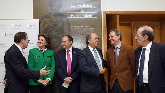 Javier Arroyo e Isabel Oriol, de la AECC de Valladolid y nacional; el rector Daniel Miguel; el decano Ricardo Rigual; y los médicos José María Moraleda y Miguel Ángel Piris. 