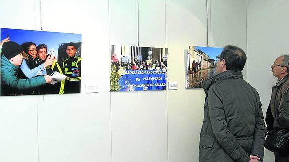 Unos visitantes contemplan algunas de las fotografías de ‘Un año en imágenes’ expuestas en marzo en Palencia.
