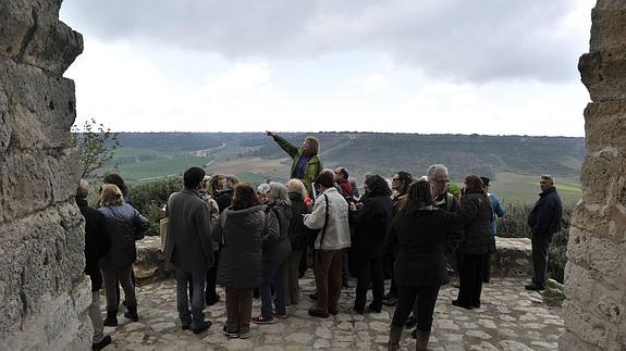 Una guía muestra las vistas desde una de las puertas de la villa  