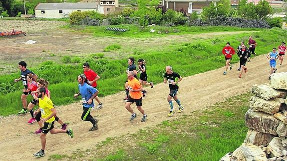 Un grupo de participantes corre por los entornos del pueblo. 