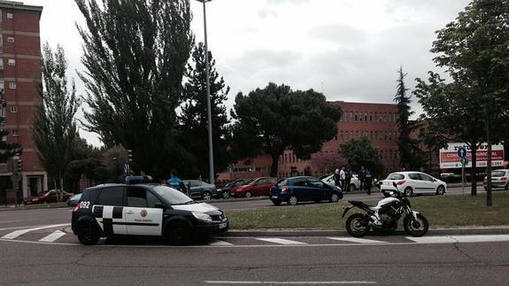 La motocicleta, en la rotonda del accidente. 
