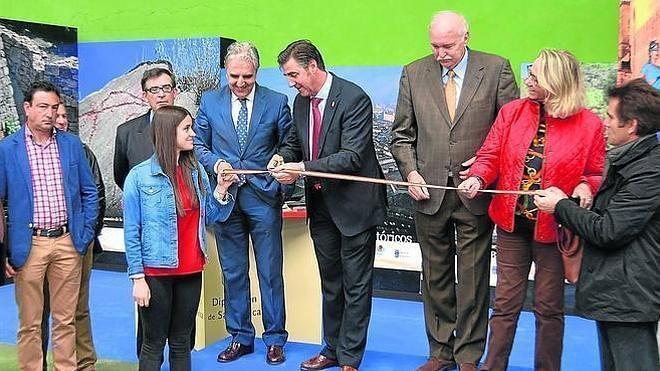 Las autoridades cortan la cinta inaugural de la novena edición de la feria agroalimentaria. 