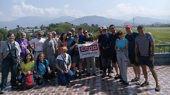 Foto de grupo de los senderistas vallisoletanos cuando se encontraban en Nepal. 