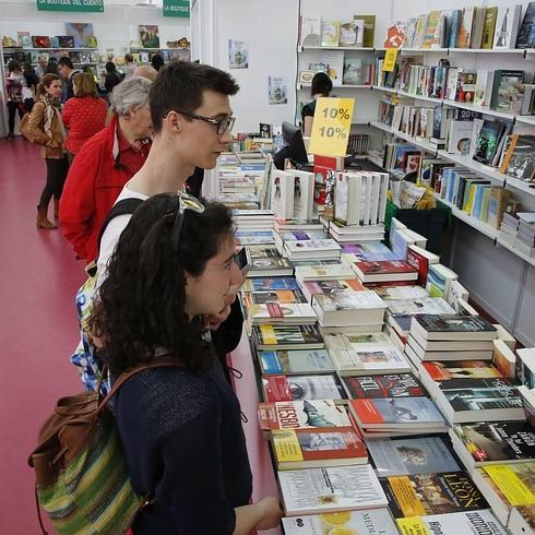 Público asistente a la Feria del Libro de Valladolid 2015.
