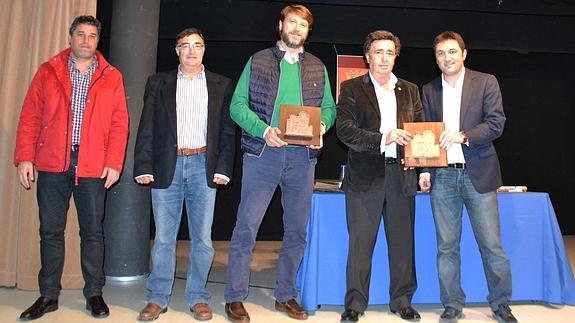 El alcalde de Cuéllar, Jesús García, entrega sendos detalles al presidente y al director deportivo del Valladolid. 