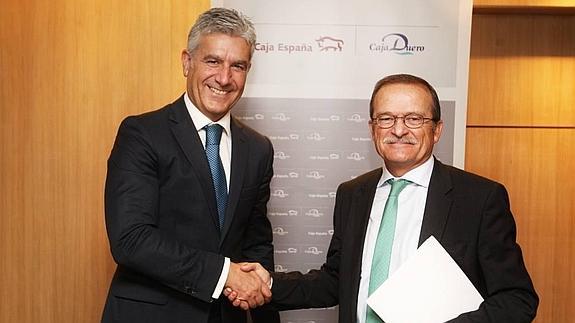 Carlos Ranera, director general de Banca Comercial de Caja España-Duero; y Rafael Pizarro, director general de Saeca, tras la firma del acuerdo..