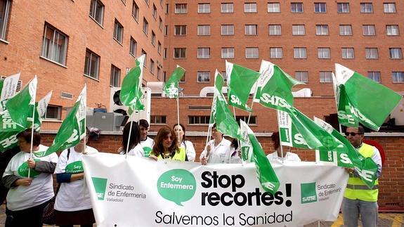 Concentración ante el Hospital Clínico de Valladolid.