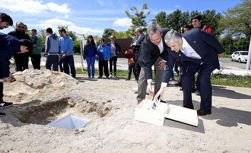 El alcalde deposita la portada de un diario en la caja que recuerda este miércoles.