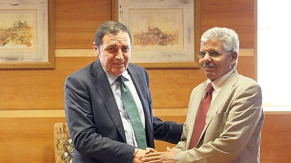 El consejero de Sanidad, Antonio Sáez, recibe al ministro de Sanidad de la República Árabe Saharaui, Mohamed Fadel.