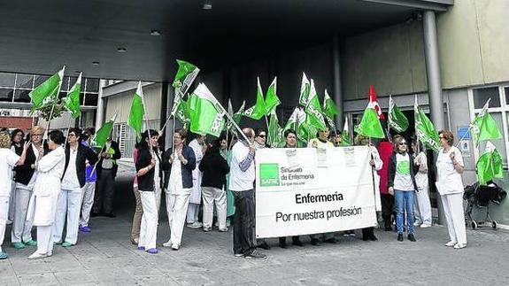 Concentración protagonizada por Satse en la entrada principal del Río Carrión. 