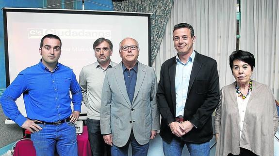 Enrique Viloria, César Gutiérrez, Ángel Simal, Juan Pablo Izquierdo y Gloria Martín, de izquierda a derecha, en la presentación del programa.