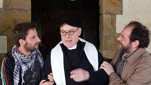 Aito Mazo, en el centro, en una escena de 'Ocho apellidos vascos'.