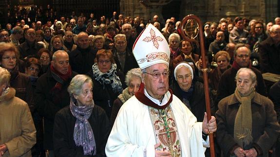 El obispo emérito Ángel Rubio preside su misa de despedida en la Catedral de Segovia. 