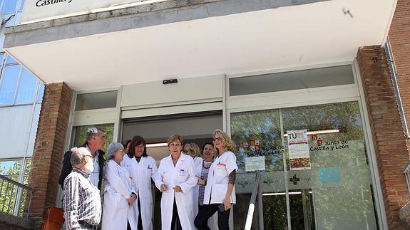 Personal del centro de salud de Santo Tomás, ayer, en la concentración de primera hora de la tarde.