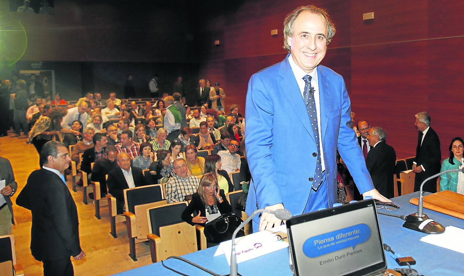 El consultor y formador Emilio Duró, ante un abarratado auditorio de Caja España-Duero.