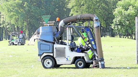 Las máquinas aspiradoras limpian el parque Ribera Sur la mañana del sábado.