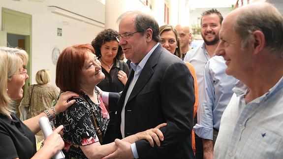El candidato del PP a la Presidencia de la Junta de Castilla y León, Juan Vicente Herrera, visita un hogar de mayores en Laguna de Duero, acompañado por el candidato a la Alcaldía de Laguna, Luis Minguela. 