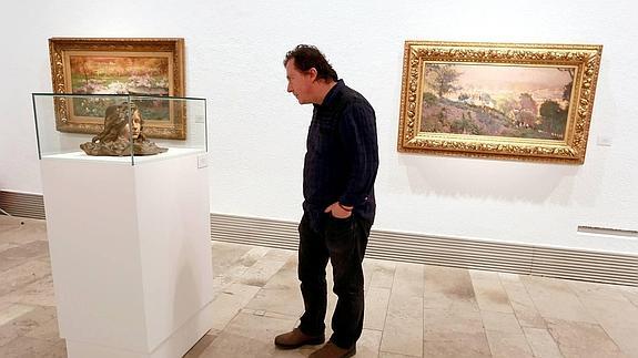 Un visitante contempla una de las obras en la Sala de la Pasión. 