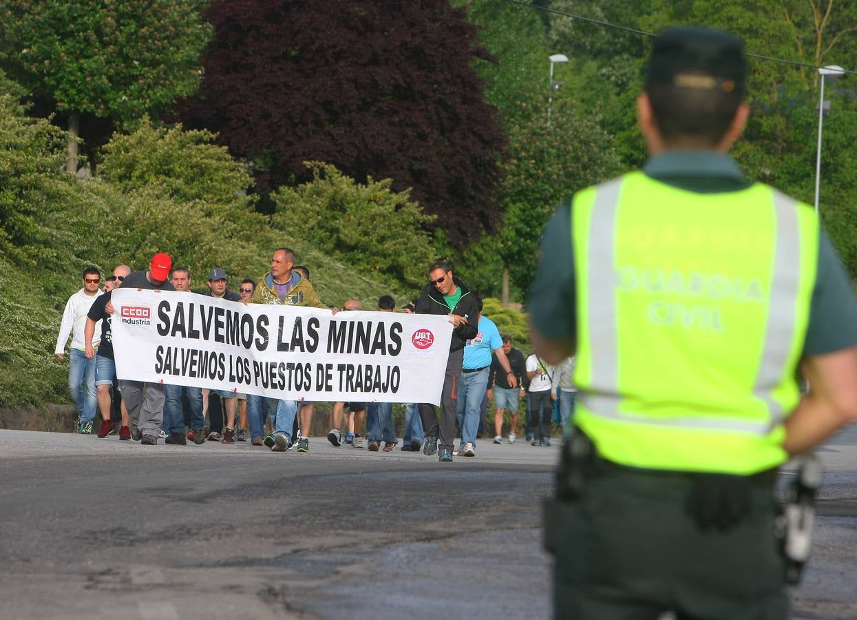 Varias decenas de mineros de las comarcas del Bierzo y Laciana se concentran a las puertas de la central térmica de Compostilla II en Cubillos del Sil (León), en protesta por los problemas en el suministro de carbón autóctono 