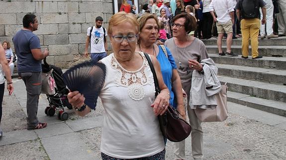Una mujer utiliza el abanico para aliviar el calor.Antonio Tanarro