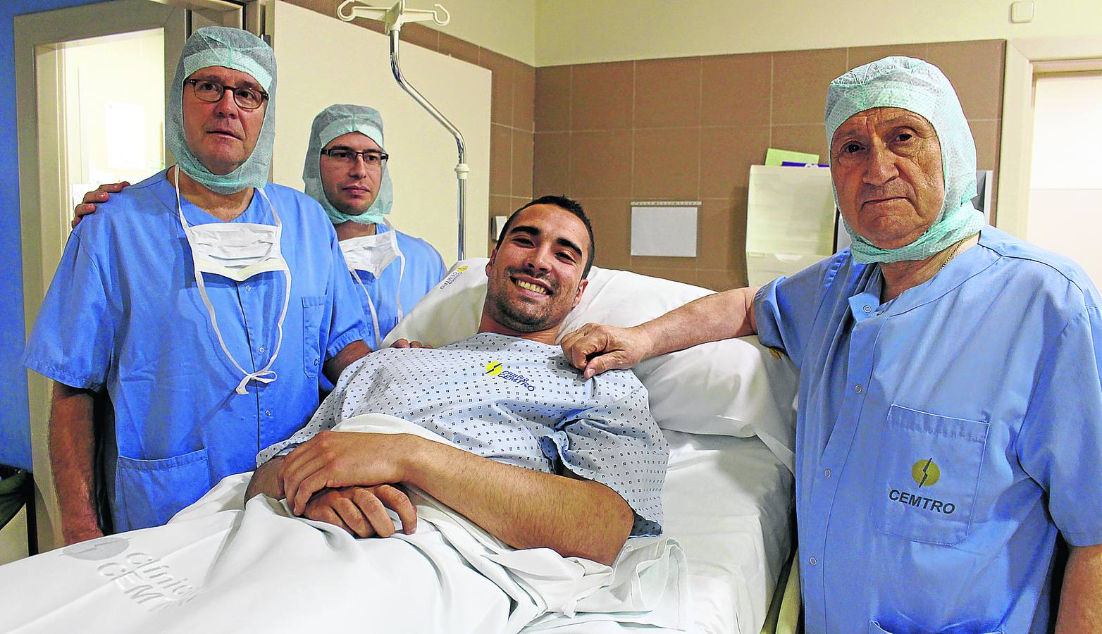 Asenjo posa con los médicos tras la operación. A la derecha, ya en la habitación de la Clínica Centro.