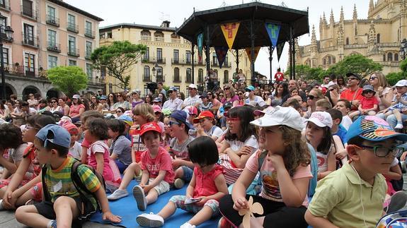 Decenas de niños asisten a uno de los primeros espectáculos de Titirimundi, ayer en la Plaza Mayor. Antonio Tanarro