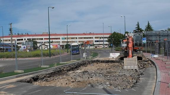 Trabajos de reparación de la rotura en Daniel del Olmo. 