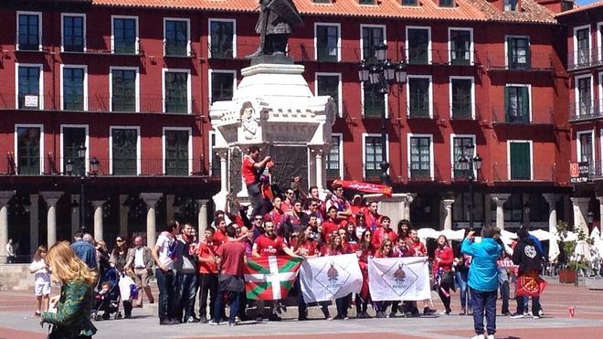 Aficionados osasunistas se hacen una foto ante la estatua del Conde Ansúrez, en la Plaza Mayor de Valladolid. 