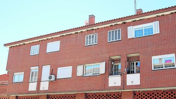 Fachada del edificio donde se encontraban los nidos de avión común y en el que se pueden observar los restos de los mismos.