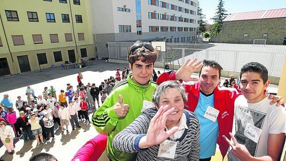 Varios participantes en la jornada de ayer saludan a los lectores de esta páginas.