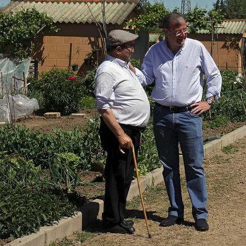 El candidato del PP al Ayuntamiento de León, Antonio Silván, visita los huertos de ocio de La Candamia y charla con algunos de sus arrendatarios