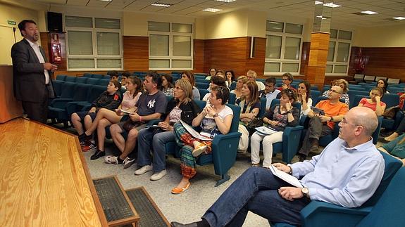 José Luis Martínez de Urbina presenta el programa a estudiantes y padres en las instalaciones del centro educativo. 