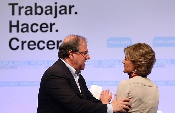 El candidato a la Presidencia de la Junta de Castilla y León, Juan Vicente Herrera y la ministra de Agricultura, Alimentación y Medio Ambiente, Isabel García Tejerina, participan en Soria en un acto electoral.