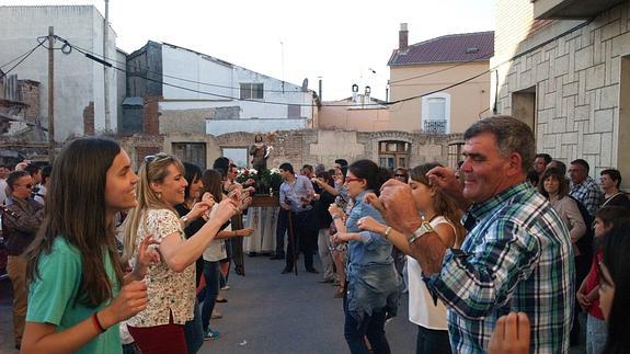 Los vecinos de Vallelado bailan durante la procesión. 