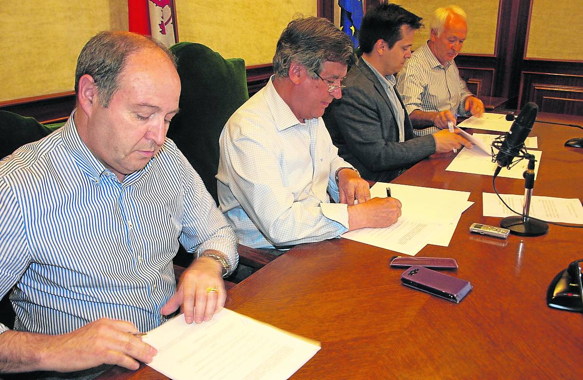 Álvarez, Riñones, Mateos y Martín durante la firma del acuerdo para impulsar la Vía Verde. 