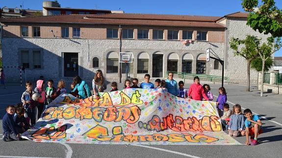 Los alumnos de La Villa posan con la última pancarta de protesta que han elaborado. 
