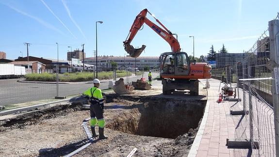 Los operarios de Agualid trabajan en la reparación de la fuga de la calle Daniel del Olmo. 