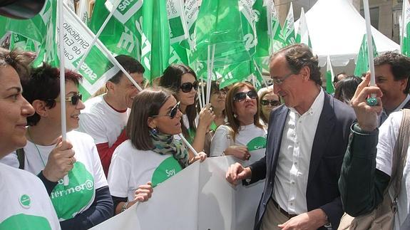El ministro de Sanidad, Alfonso Alonso, conversa con los representantes sindicales de Satse en la Calle Mayor.