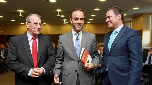 El exdirector de Políticas Sociales del Gabinete de la Presidencia del Gobierno, Antonio Núñez (C), clausuró el Foro de Empresarios de Castilla y León de la Fundación Schola.
