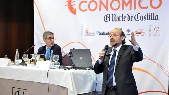 El profesor Alfredo Arahuetes, durante su charla en el Foro Económico de El Norte de Castilla. 