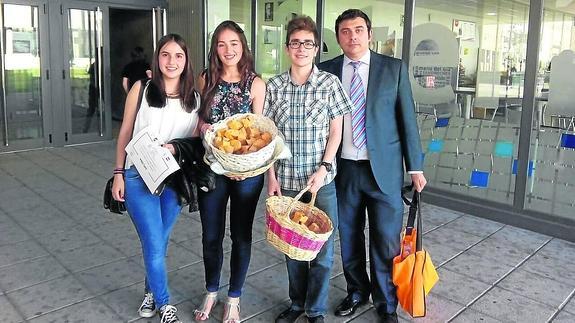 Los tres alumnos ganadores, con el profesor Ramón Polanco, el pasado viernes en el certamen.