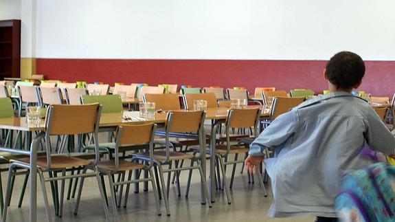 Un escolar se dirige al comedor del colegio de Palazuelos, donde se encontró la tuerca. Antonio de Torre