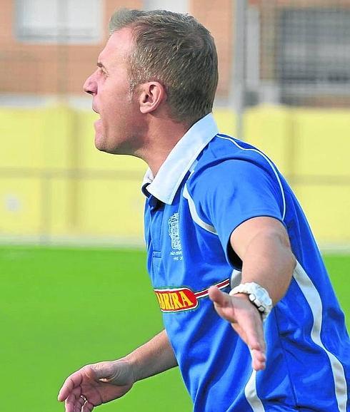 El entrenador de Huércal-Overa, Sebas López, durante un partido esta temporada.