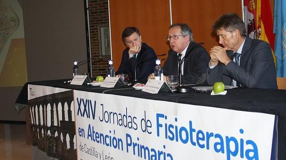Javier López-Escobar (centro) inaugura las jornadas junto a Francisco Vázquez y José María Pino