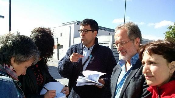 Los tres concejales de IU presentan las propuestas de VTLP para los barrios.