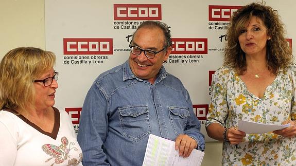 Isabel Caballero (i), José Antonio López Morillo y Pilar Araújo presentan la campaña. 