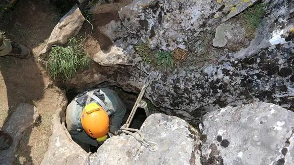 Un miembro del Greim, en el momento de acceder a la cueva.