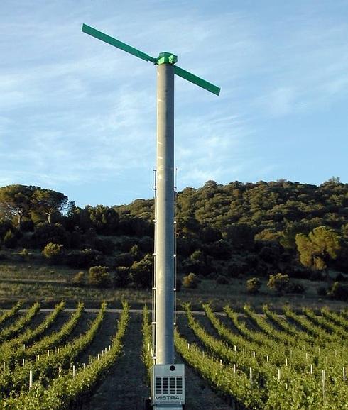 Un ventilador en un viñedo del valle del Duero