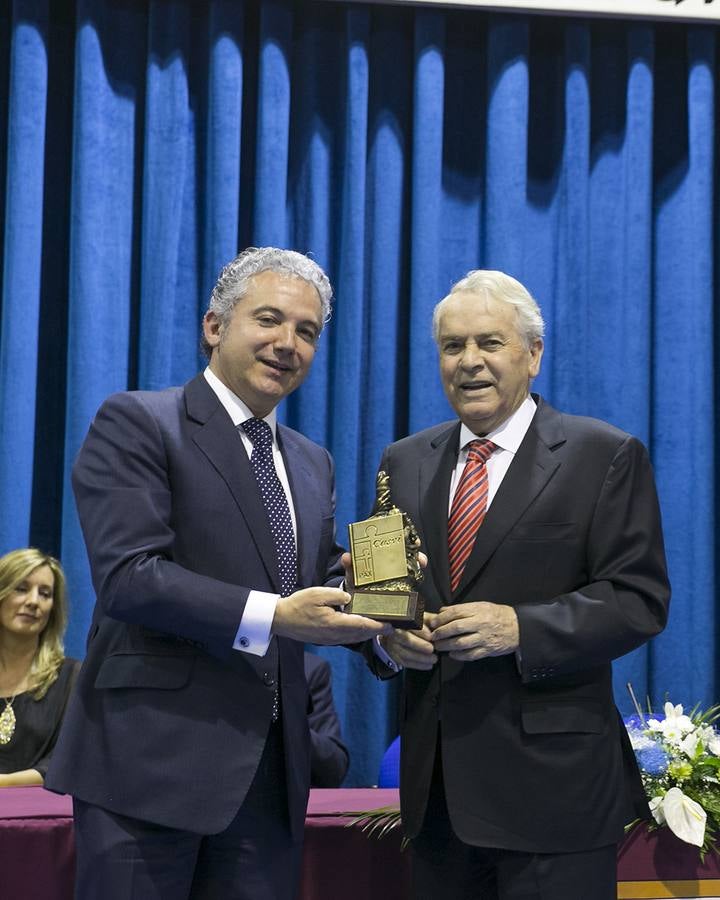 Pedro Palomo (izquierda) recibe un reconocimiento en el acto de graduación del Eurocolegio Casvi en Villaviciosa de Odón.